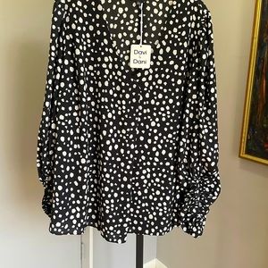 NWT Plus sized blouse in black and white print. Size 3X